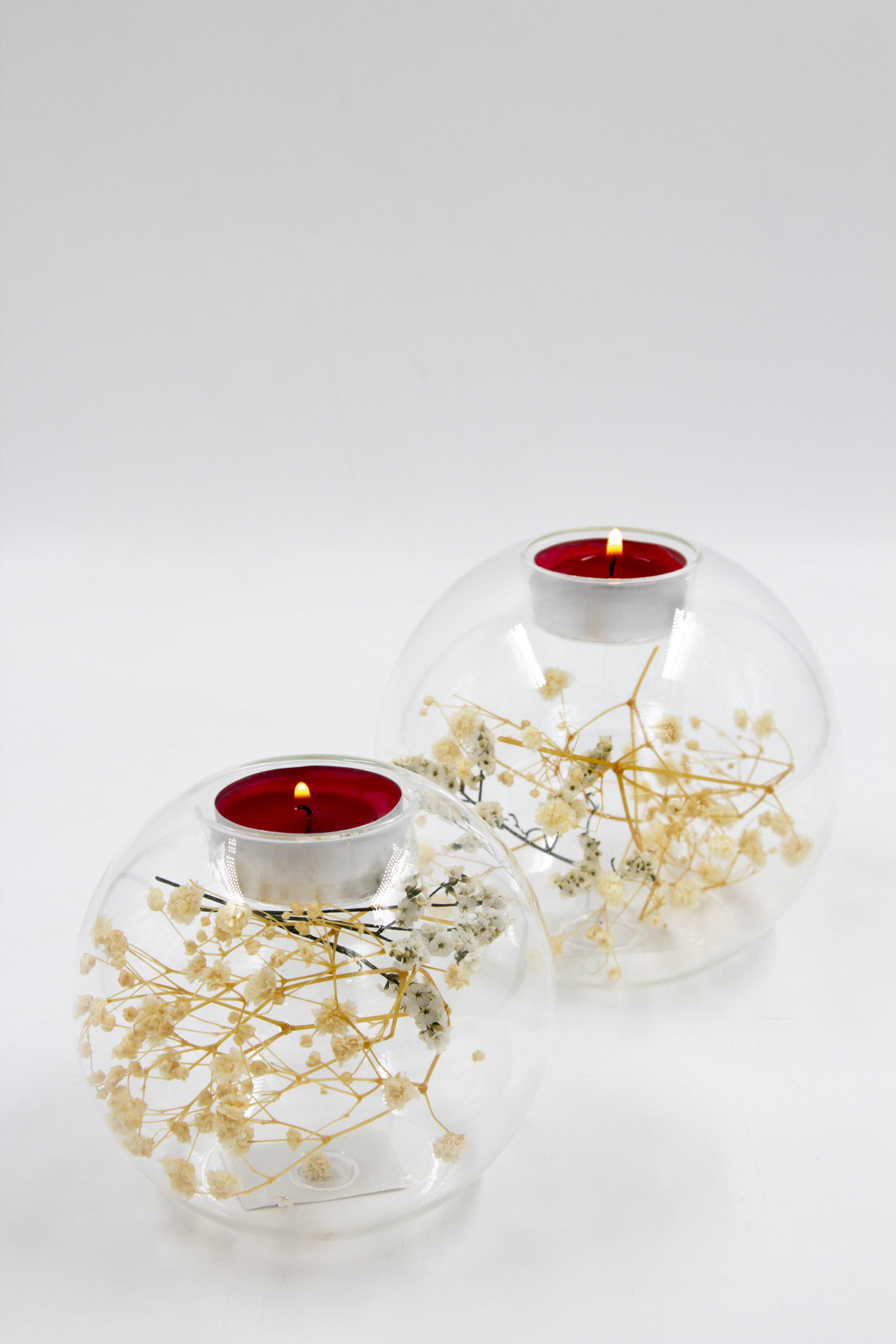 פמוט כדור עם פרחים יבשים פמוט כדור עם פרחים יבשים