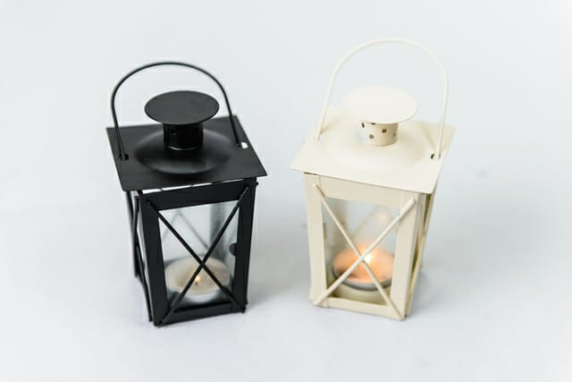 עששית תליה עם מכסה שחור/לבן עששית תליה עם מכסה שחור/לבן